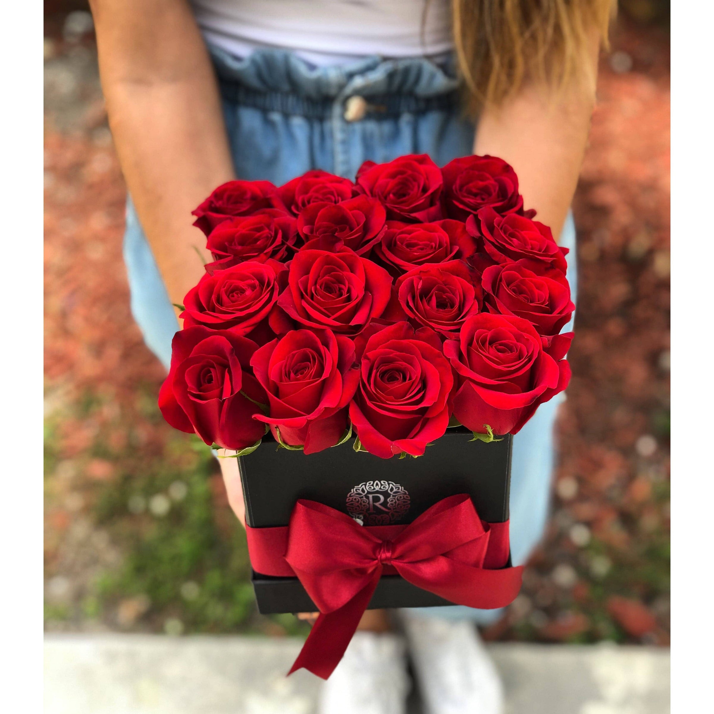 Fresh Roses flowers Medium Box Miami Florida.. Fresh Flowers Robbin Legacy 