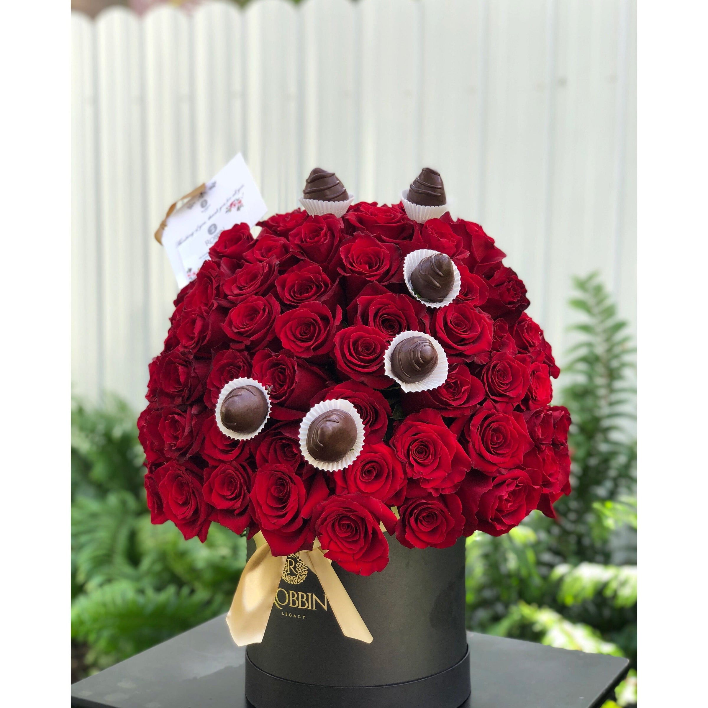 Luxury Box 100 Fresh Roses and Chocolate Covered Strawberries Miami Florida. Chocolate Covered Strawberries robbin legacy 