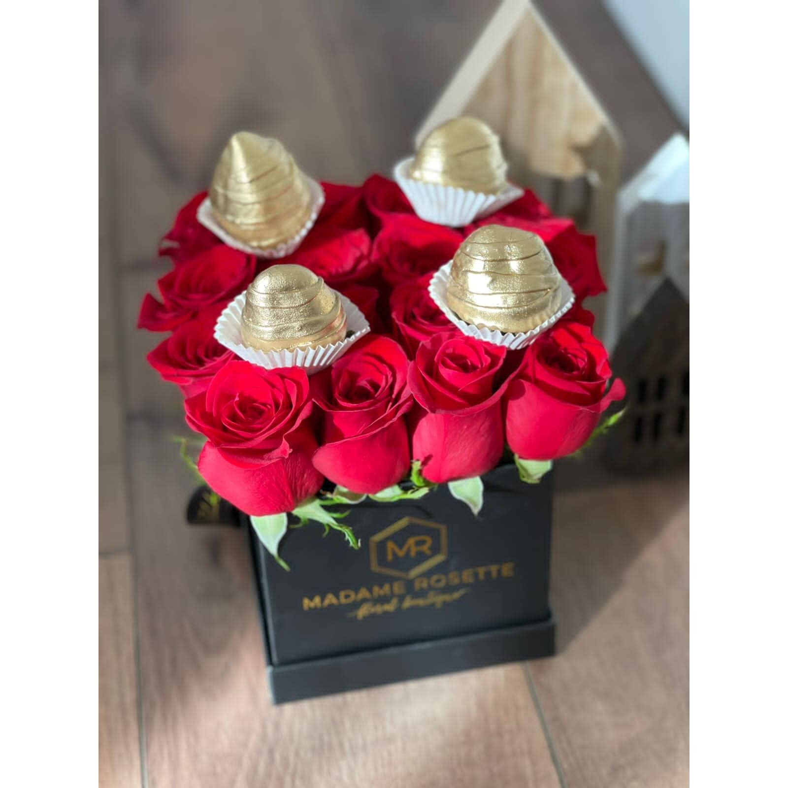 16 Fresh Roses Flowers and Chocolate Covered Strawberries Miami Florida. Chocolate Covered Strawberries robbin legacy 
