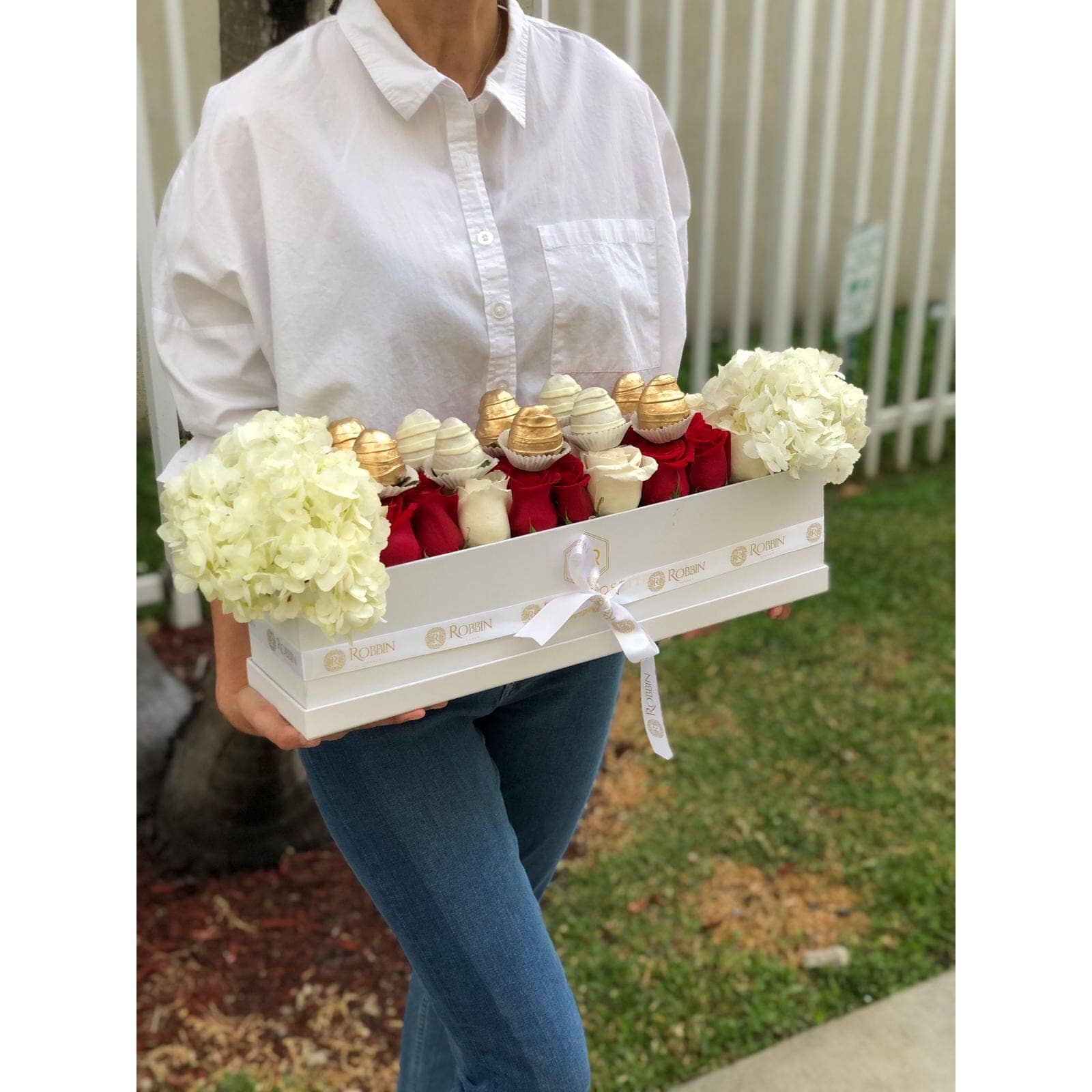 Fresh Roses Flowers and Chocolate Covered Strawberries Miami Florida. Chocolate Covered Strawberries robbin legacy 