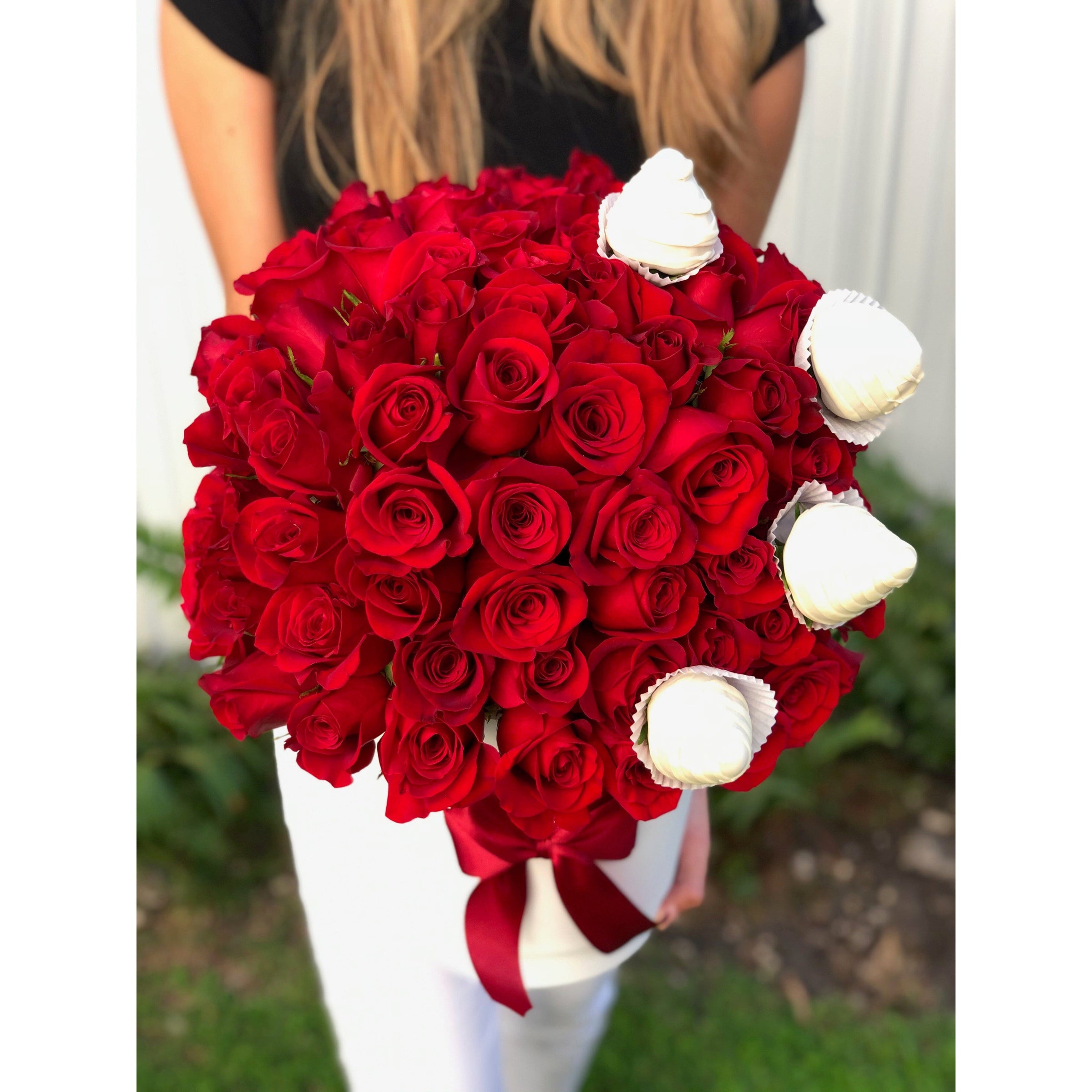 Luxury Box 100 Fresh Roses and Chocolate Covered Strawberries Miami Florida. Chocolate Covered Strawberries robbin legacy 