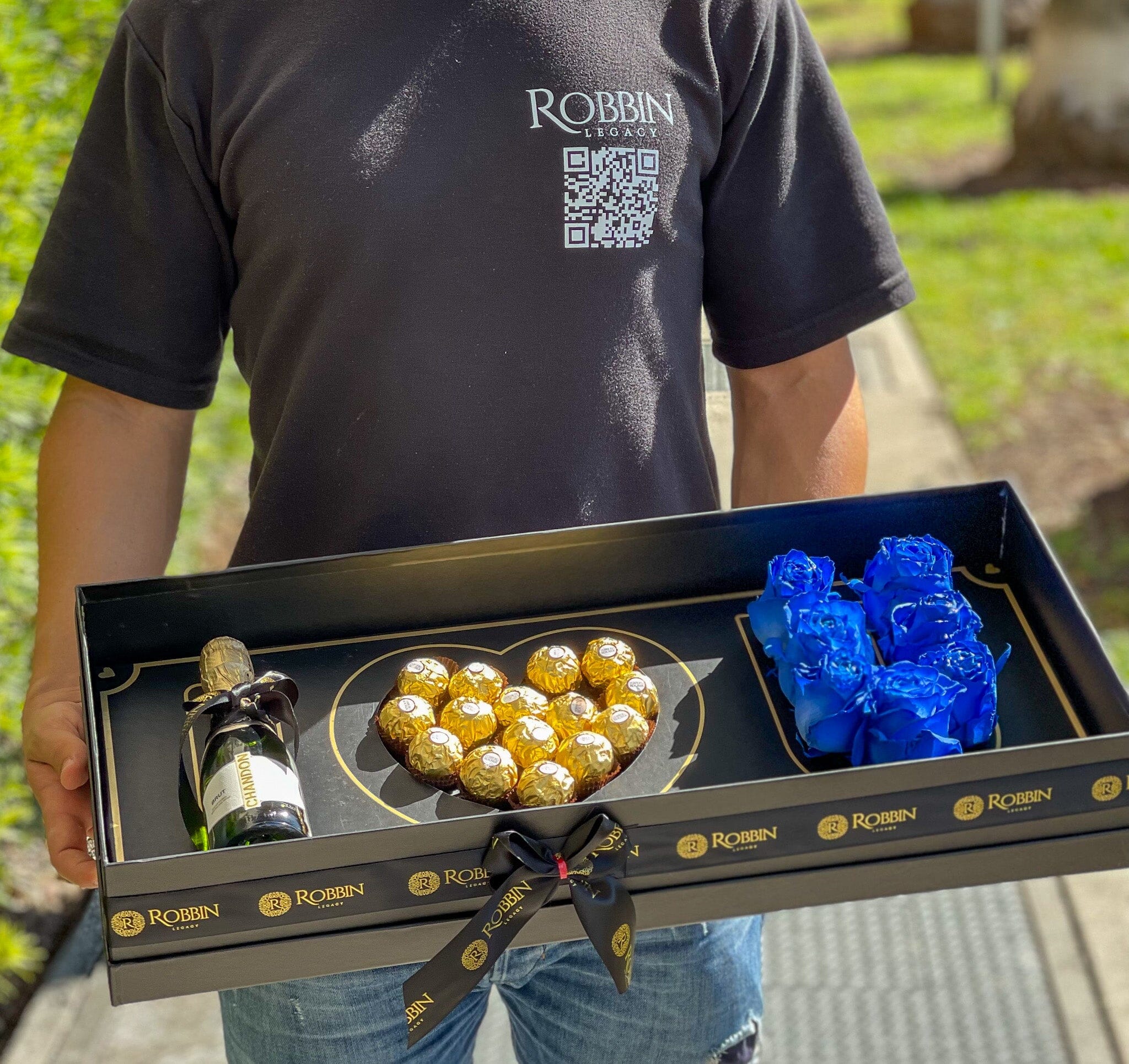 I love BOX Fresh Roses Flower and Ferrero Chocolates Miami Florida.. Fresh Flowers Robbin Legacy Royal Blue 