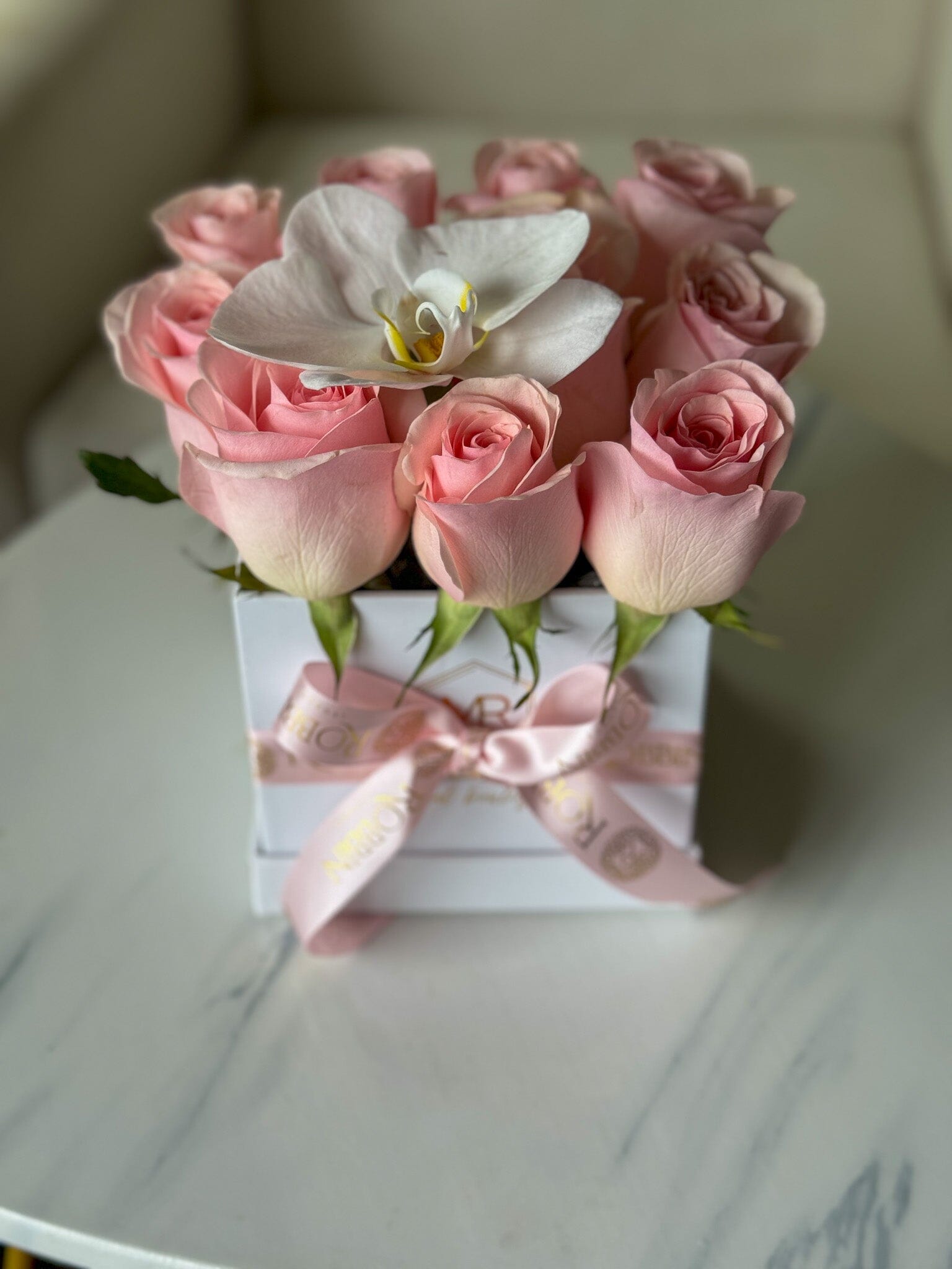 Fresh Roses flowers Medium Box Miami Florida.. Fresh Flowers Robbin Legacy 