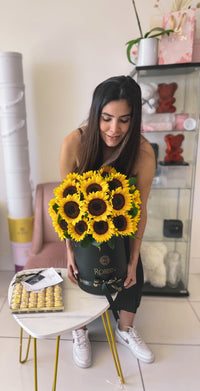 SunFlowers Hat Box Arrangement Miami Florida. Fresh Flowers Robbin Legacy 