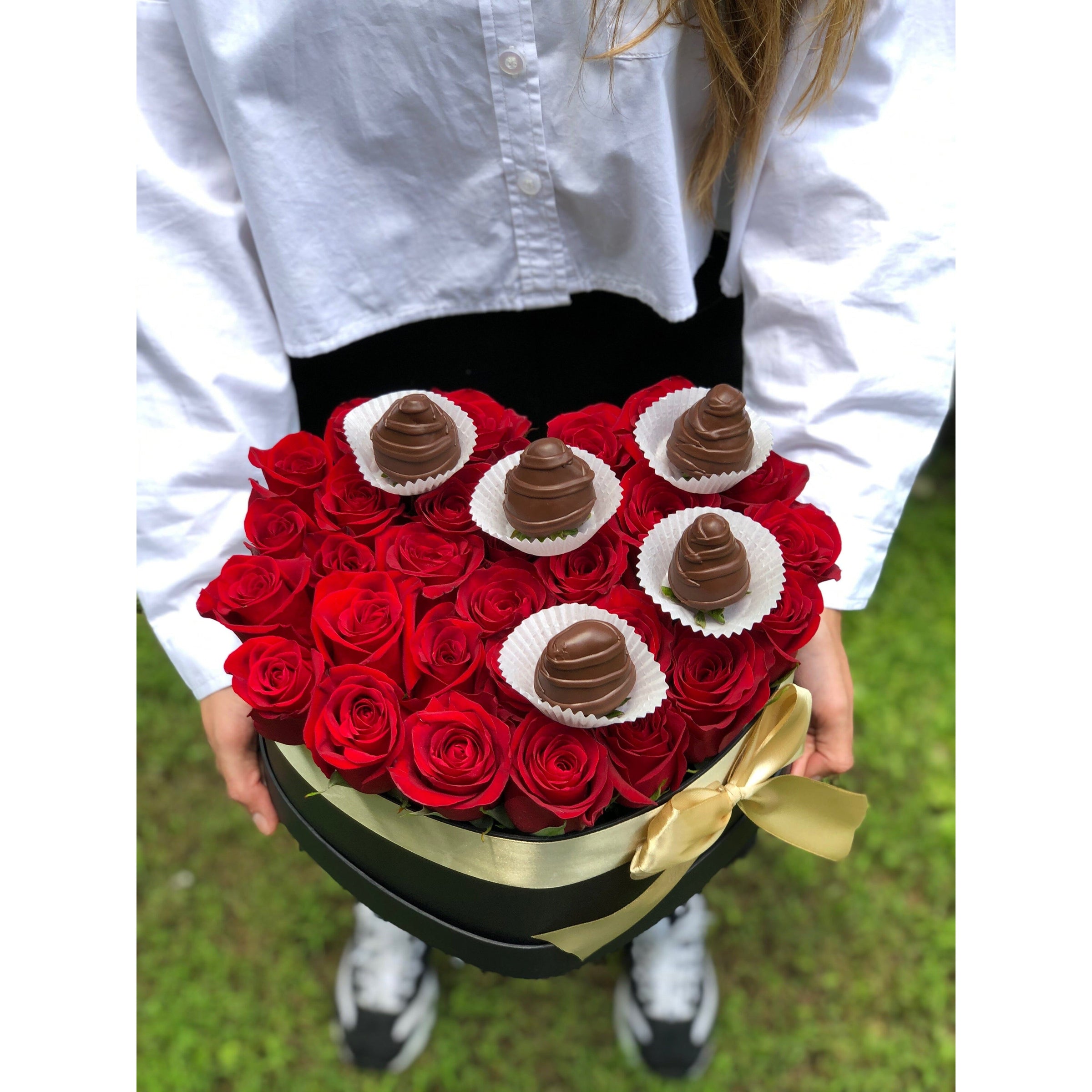 Heart Box Fresh Roses Flowers Chocolate Covered Strawberries Miami Florida. Chocolate Covered Strawberries robbin legacy 